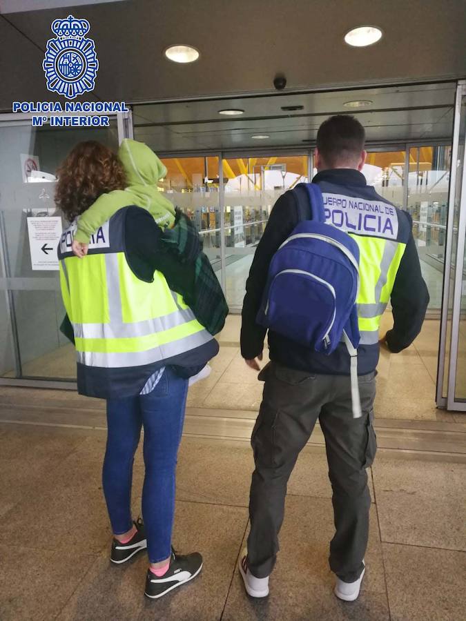 Se trae a su hijo en una patera hacia Almería tras secuestrarlo