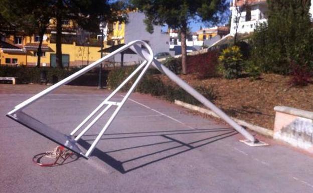 El mal estado de canastas y porterías provoca una decena de incidentes en niños, uno de ellos en Granada