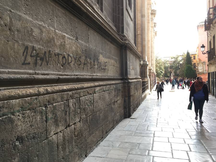 Los grafitis que ensucian los muros de la Catedral de Granada