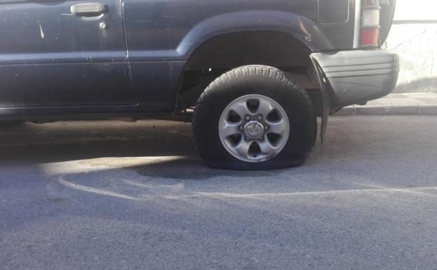 Más de 14 coches amanecen en Dúrcal con las ruedas pinchadas
