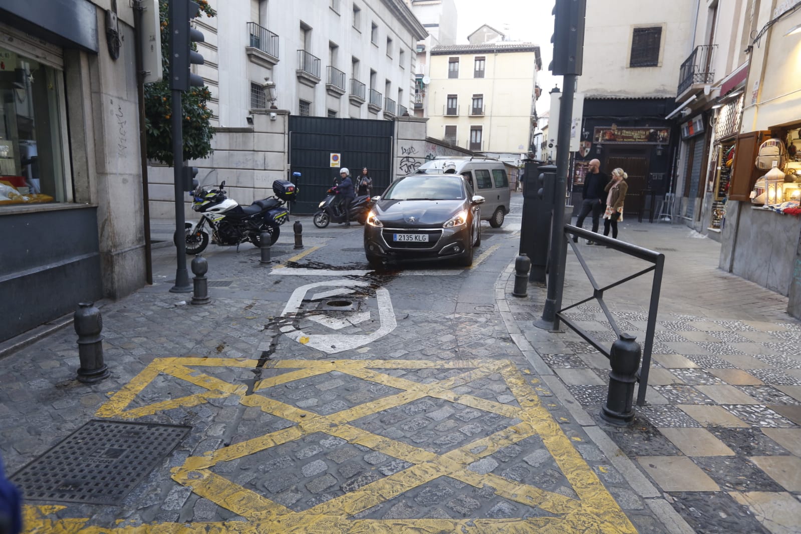 Un vehículo de un turista se queda atrancado en las pilonas de calle Elvira