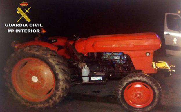 Lo 'cazan' al volante de un tractor drogado, sin carnet, sin seguro, sin ITV y sin luces de noche