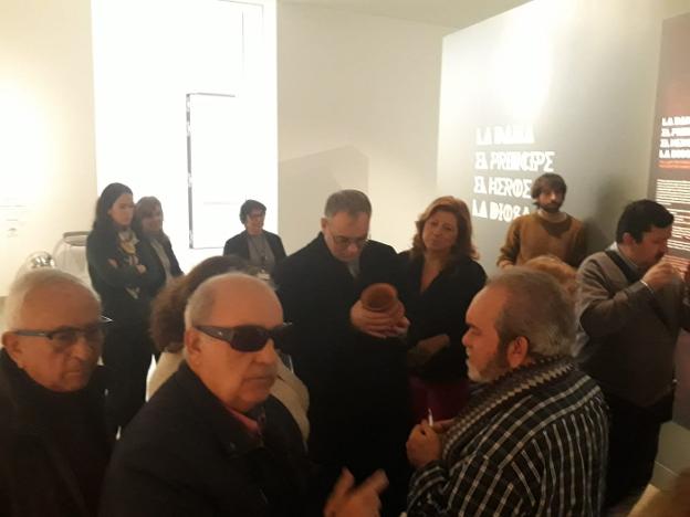 Un grupo de la ONCE realiza una visita guiada adaptada al Museo Íbero