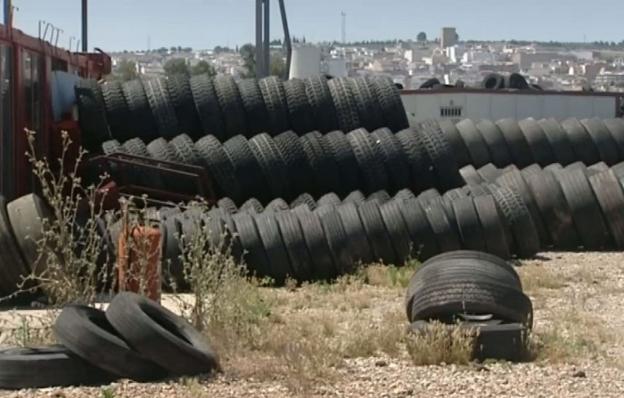 La Junta asume la retirada de miles de ruedas del mayor vertedero ilegal de la provincia