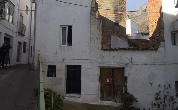 Ingresados en la UCI los dos temporeros intoxicados por inhalación de humo en Albanchez