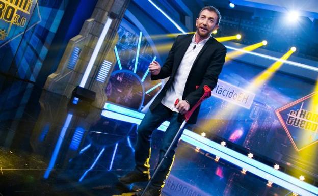Pablo Motos se rompe la fascia del pie y presenta El Hormiguero en muletas