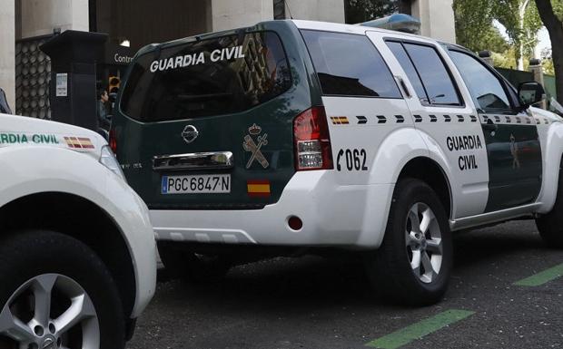 Huye en un coche pese a no tener carné y una orden de ingreso en prisión en vigor