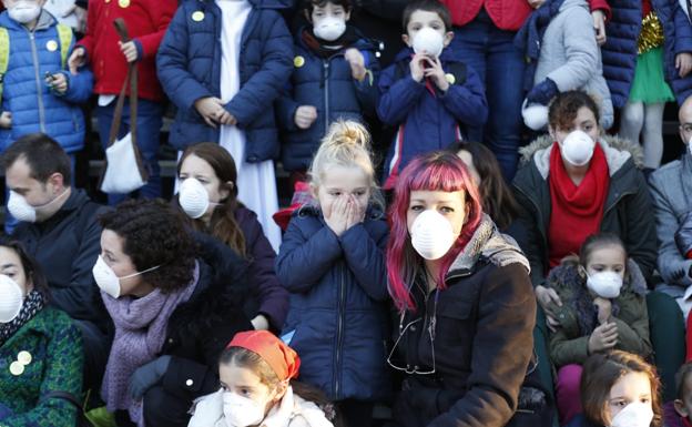 El colegio Luis Rosales se pone mascarillas contra la contaminación