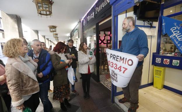 El número del Gordo se vendía en Ganivet desde 1942 a familias que lo tienen reservado desde hace tres generaciones