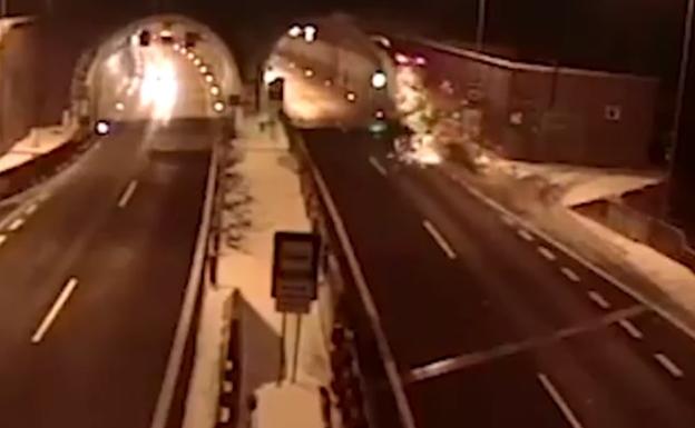 'Vuela' con su coche en un espectacular accidente y sobrevive