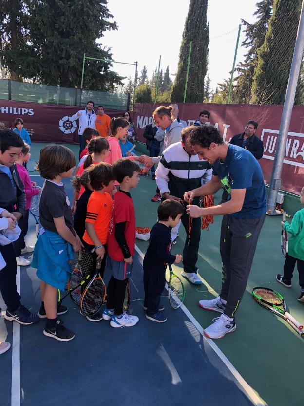 Roberto Carballés anima a los niños de la RST en un clínic organizado en el Serrallo