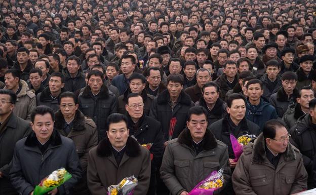 ¿Qué hacen tantos hombres y solo hombres juntos con cara triste en Corea del Norte?