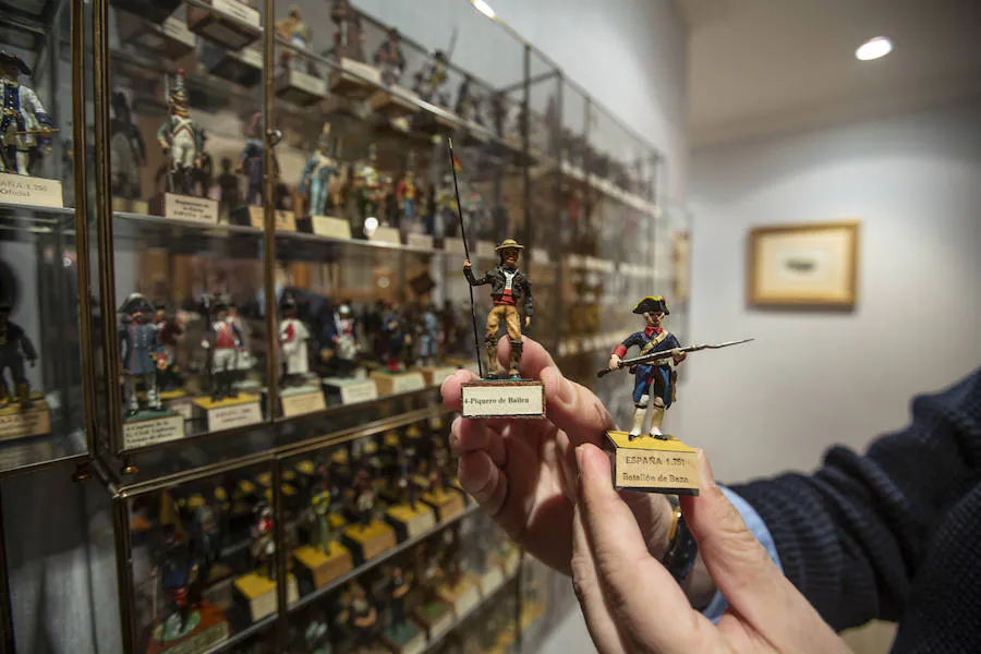 Así es la colección de más de mil figuras de plomo del granadino Francisco Ocaña
