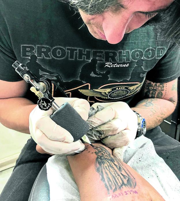 El tatuador de las monjas y sacerdotes