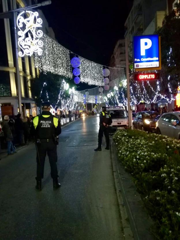 La Policía Local aprieta con las multas a los bares por dejar que se saquen copas a la calle