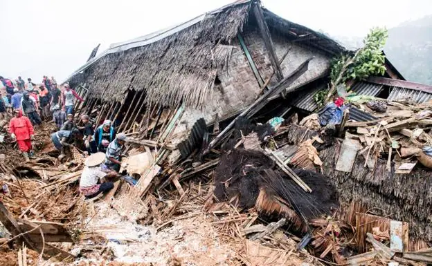 Al menos 15 muertos y decenas de desaparecidos por un corrimiento de tierra en Indonesia