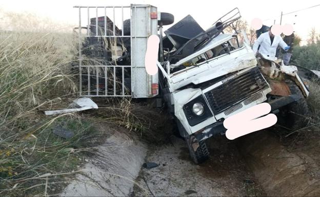 Seis heridos al volcar un todoterreno que iba a la aceituna por el reventón de una rueda