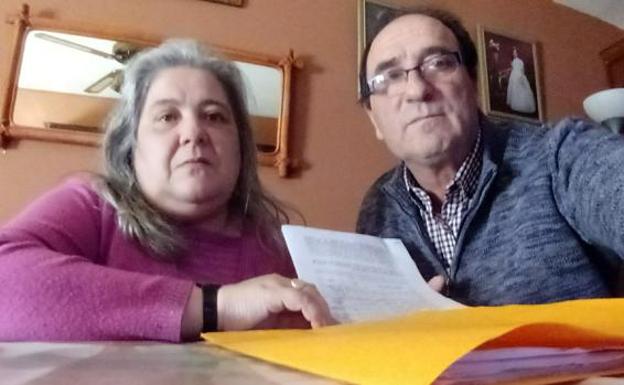 3.500 firmas para que una abuela de Castellar pueda seguir cuidando de sus tres nietos