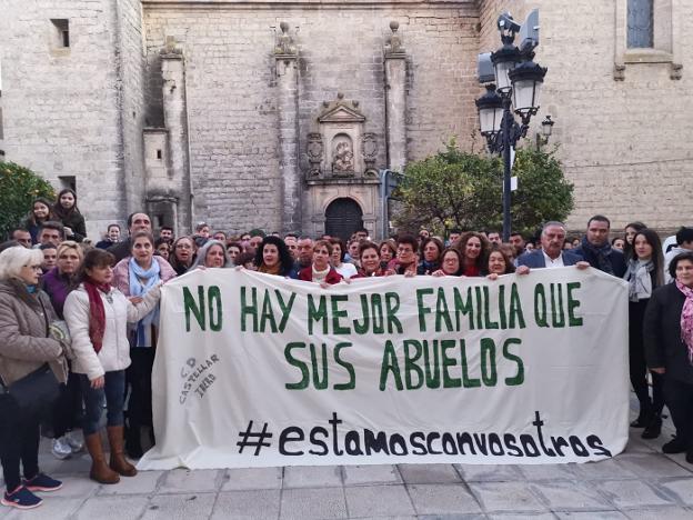 Concentración en Castellar para pedir que no le quiten la custodia de 3 niños a unos abuelos
