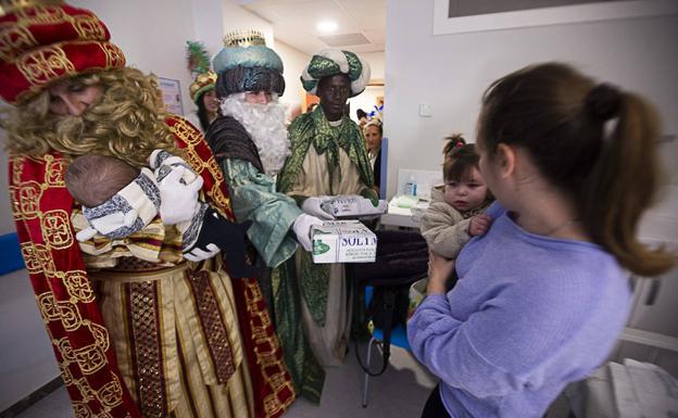 Los Reyes Magos visitan a los niños del hospital de Motril