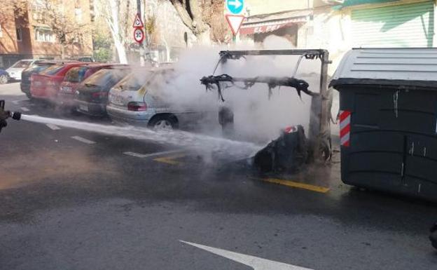 El efecto de los petardos: once contenedores de basura incendiados en las últimas 36 horas en Granada y cinco pueblos más