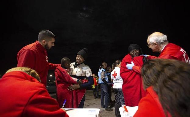 Salvamento rescata a 234 personas a bordo de tres pateras en aguas del mar de Alborán