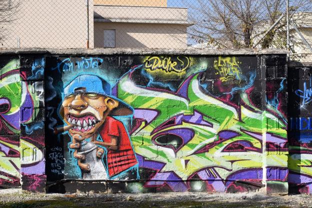 Una docena de grafitis decoran la Ciudad Deportiva de Armilla