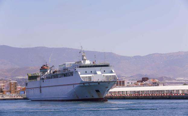 Armas pide tres meses más de plazo para poner un barco mejor en la línea entre Melilla y Motril