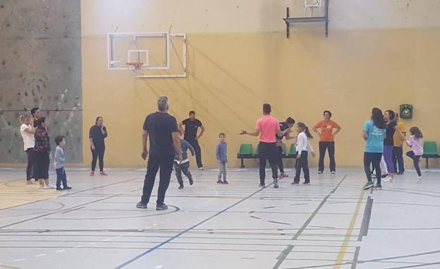 Practica deporte en familia todos los viernes por la tarde en la Facultad de Ciencias del Deporte