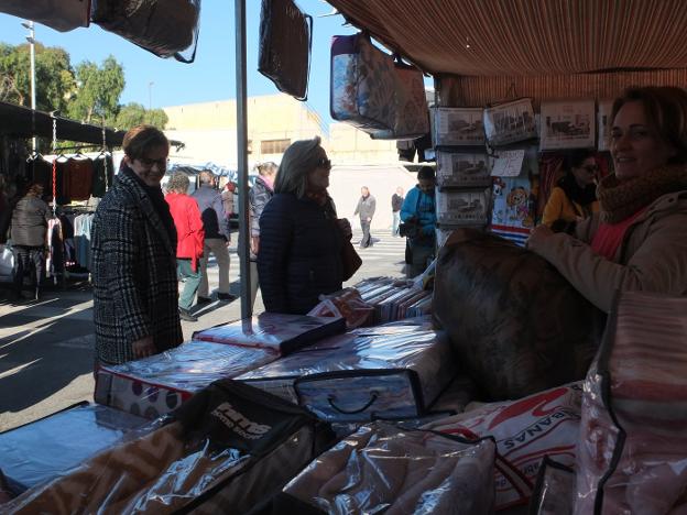 El PSOE pide aseos, seguridad y más limpieza en los siete mercadillos municipales