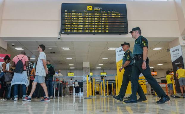 El aeropuerto tendrá que ampliar horario por el adelanto del primer vuelo a Madrid