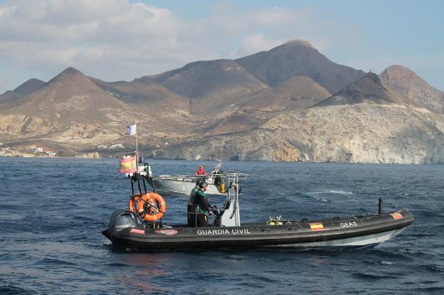 La Guardia Civil realiza un rescate en alta mar tan real como un simulacro