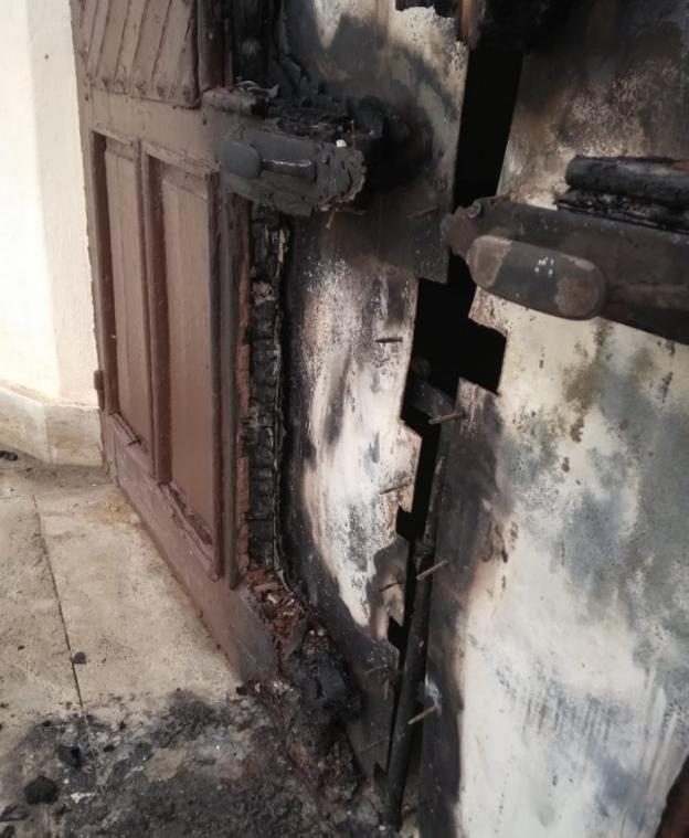 Queman de nuevo la puerta de la Ermita de Torregarcía