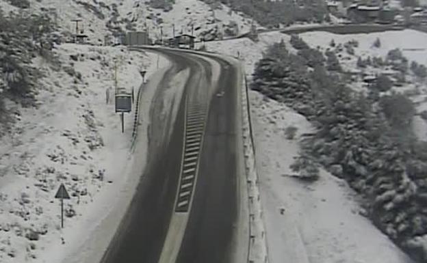 Cerrado el acceso a la Hoya de la Mora por acumulación de nieve