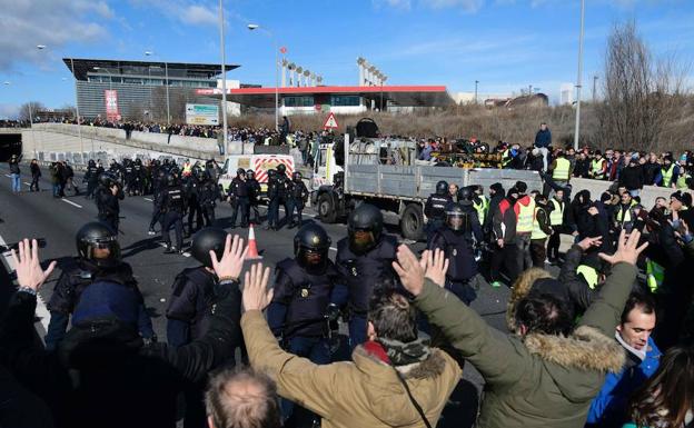 Los taxistas en huelga pinchan las ruedas de tres coches de la Diputación de Granada a la entrada de Fitur
