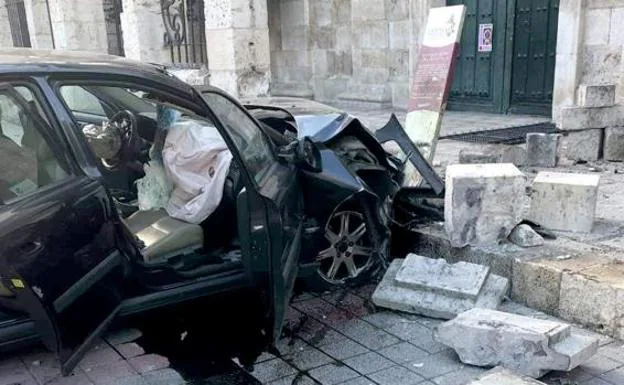 Atropella a un peatón y se empotra contra una iglesia en el centro de Palencia