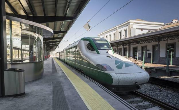 ADIF sigue en pruebas en la línea del AVE dos semanas después del plazo dado por Ábalos