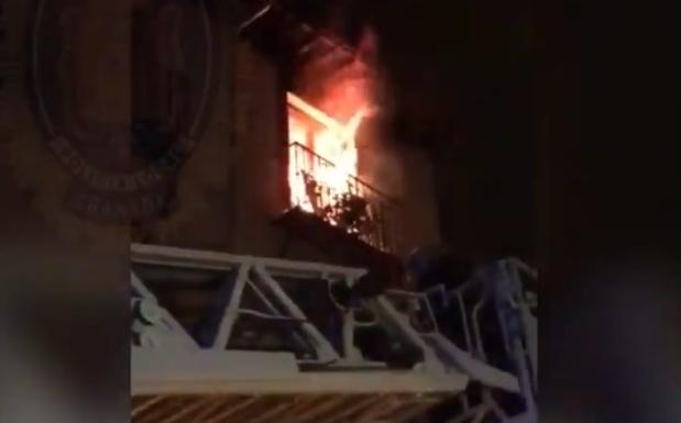 Tres personas heridas en dos incendios declarados esta madrugada en Granada capital y Dúrcal