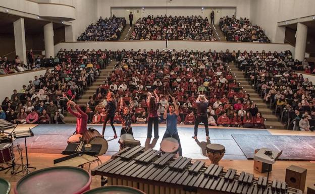 El Auditorio Falla se abre a los ritmos del mundo ante 2.200 niños