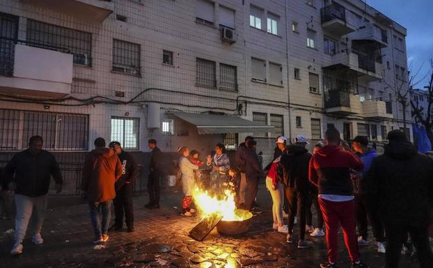 Los vecinos de Molino Nuevo sufragan las reparaciones para recuperar la luz