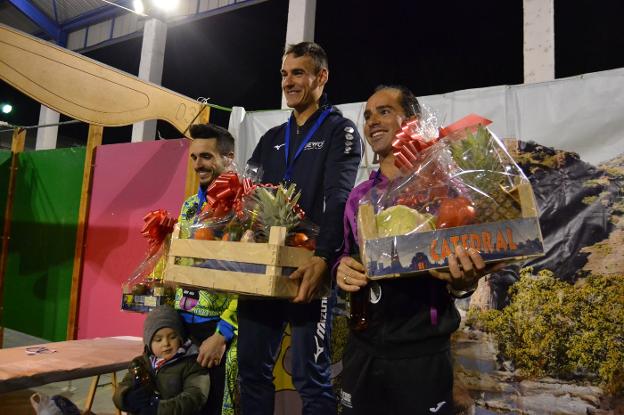 Medio millar de corredores desafían las 350 escaleras del castillo de Cambil