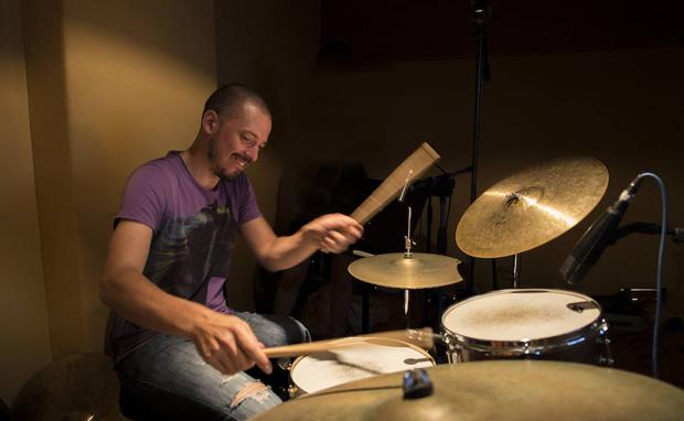 La historia del músico granadino que se sobrepuso a un cáncer que le dejó «sordo y cojo»