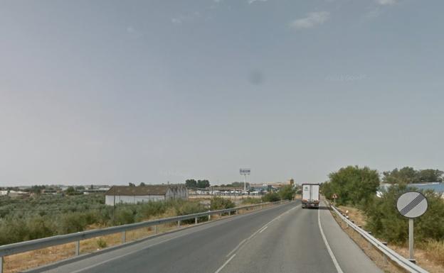 Mueren cinco personas al chocar un camión y un turismo en Sevilla