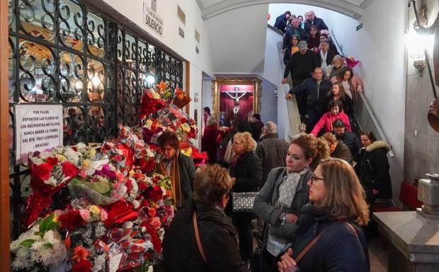 Miles de personas ante la tumba de Fray Leopoldo en Granada