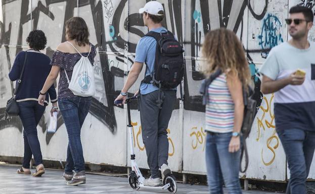 Granada se adelantará a la DGT en la prohibición de los patinetes por las aceras
