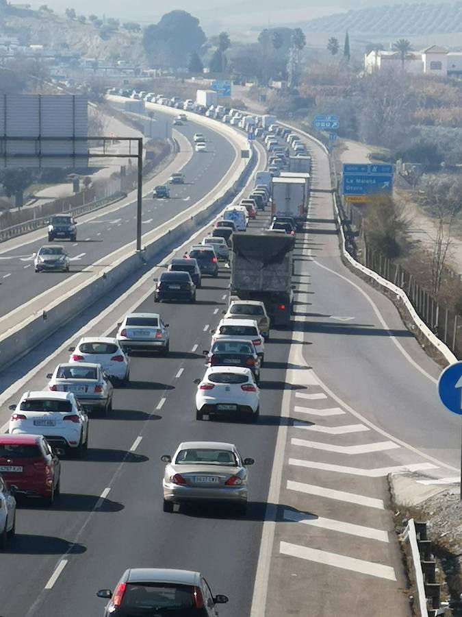 Aún cinco kilómetros de retenciones en la A-44 en dirección a la Costa