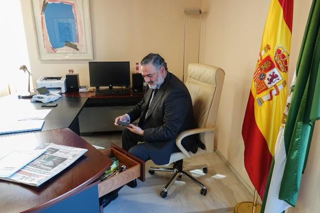 El hombre de los 22 cargos