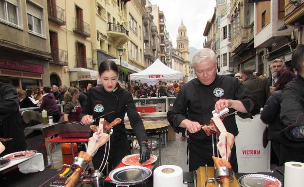 Mucho público y mucho jamón en la VI Feria del Primer Aceite de Jaén