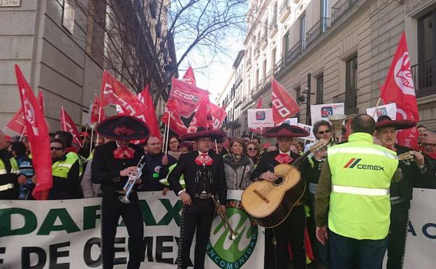 Trabajadores de Cemex piden el apoyo de la Embajada de Mexico