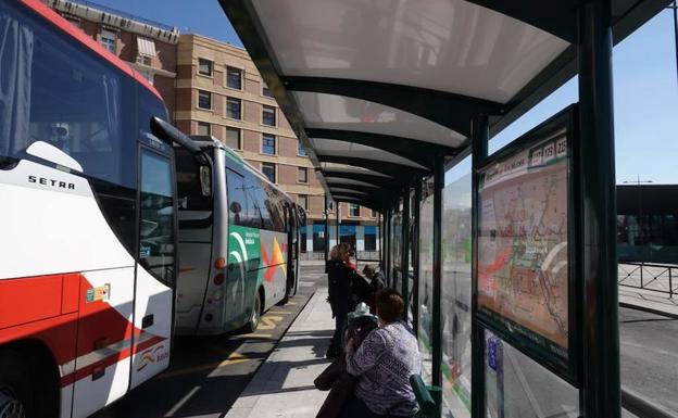 Tres buses metropolitanos paran ya frente a la estación de tren de Granada